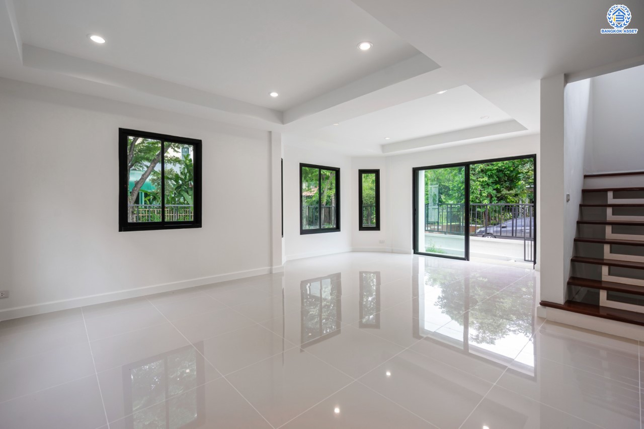 บ้านมือสองตกแต่งใหม่ แบรนด์ LH ม.ชัยพฤกษ์ วัดลาดปลาดุก หลังมุม ตอบโจทย์ทุกการอยู่อาศัย เนื้อที่ 69.2 ตร.ว. ฟังก์ชัน 3 ห้องนอน 2 ห้องน้ำ 1 ที่จอดรถ บนทำเลดีที่สุด! ใกล้เซ็นทรัลเวสต์เกต ทางด่วน "กาญจนาภิเษก" และเพียง 10 นาที ถึงรถไฟฟ้า "สถานีคลองบางไผ่"